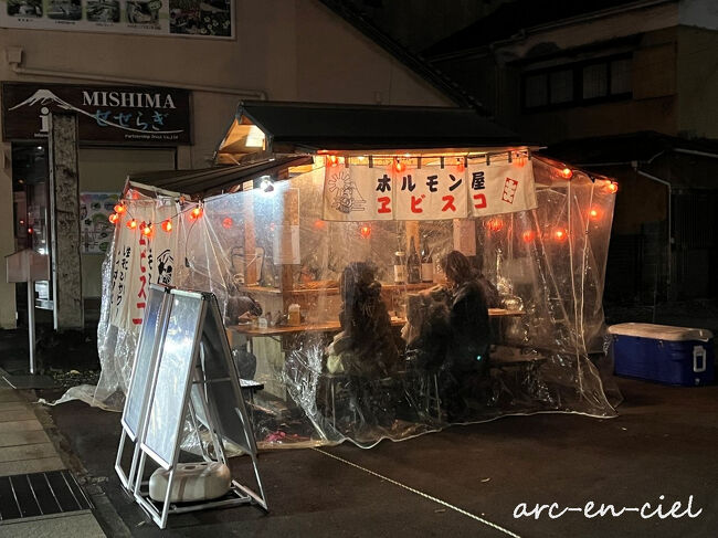 帰りに見かけた屋台。<br />初めて見る屋台に大興奮です！！！<br /><br />ホルモン焼きじゃなくて、ラーメン or おでんだったら、絶対入ってたのに...。<br />屋台村とかではなく、こういうポツンとある屋台で食べるのが夢です(^^)。