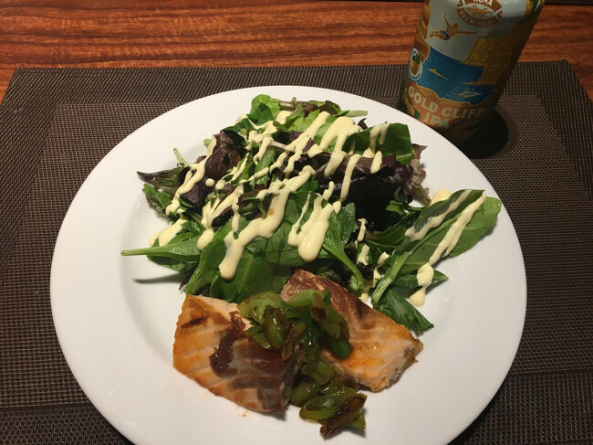 サーモンのムニエルとサラダ