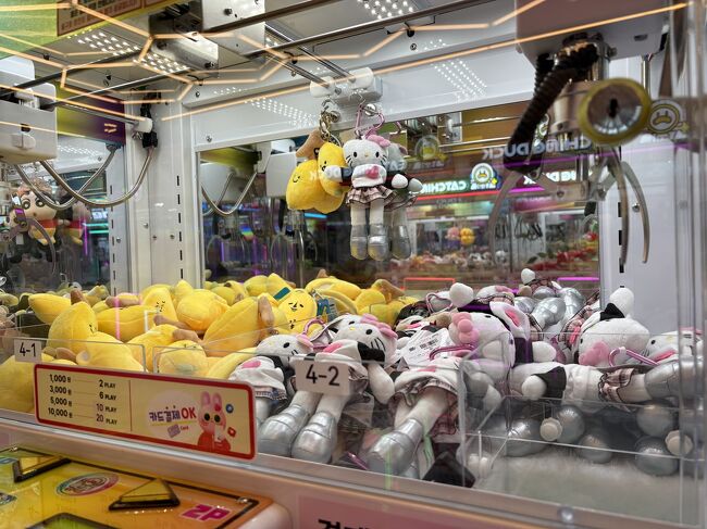 梨泰院にあったクレーンゲーム<br />キ、キティちゃん、、、？<br />足なっっっっがwwwwwww