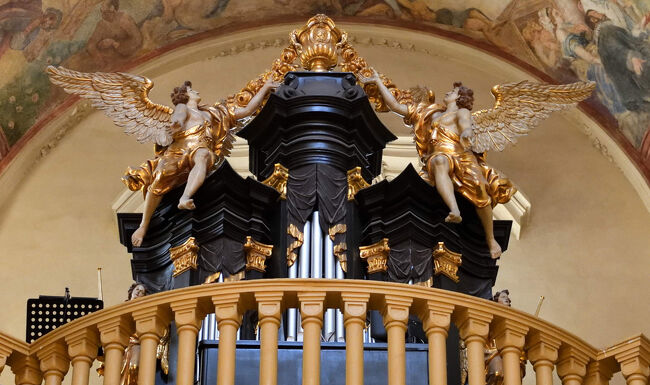 オルガンの構造は左右対称で、彫刻の細部まで丁寧に作られています。