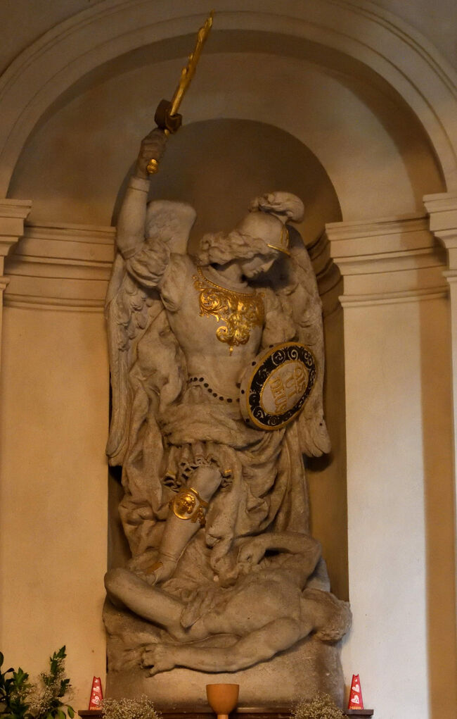 聖ミクラーシュ教会のミカエル像を正面から。<br /><br />剣を掲げ、盾には文字と装飾が刻まれていました。