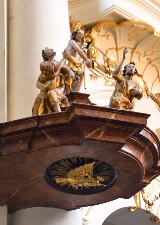 説教台の天蓋部分。<br /><br />金色の衣をまとった人物像が並び、下には聖霊を象徴する鳩のレリーフがありました。