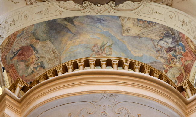 雲と人物が描かれた天井画