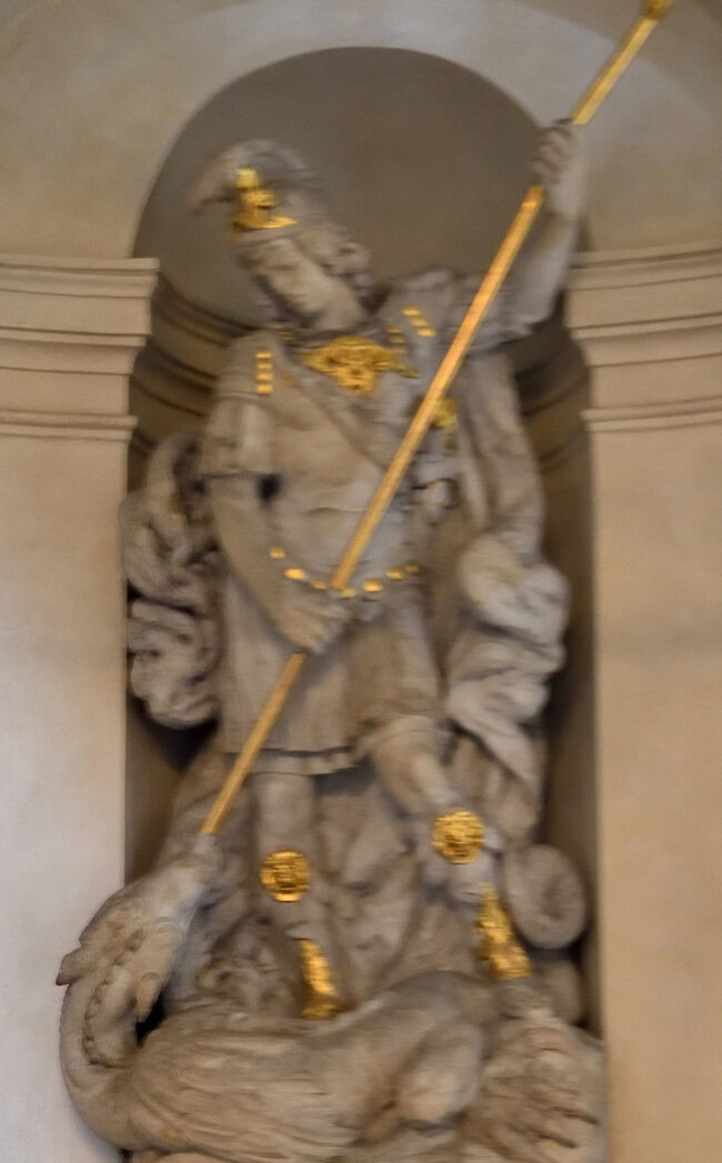 金色の装飾が施されたミカエル像<br /><br />槍を構え、足元の竜をしっかり踏みしめていました。
