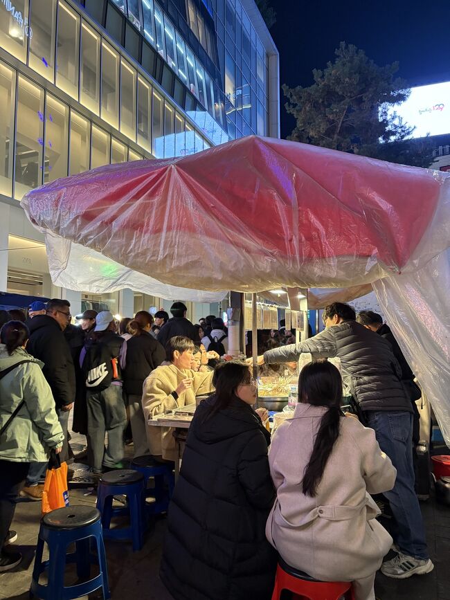 屋台でおでんも食べましたー！2本のオムク(おでんに入ってる串に刺さってる油揚げ)を食べましたー！<br />ちょっとピリ辛で旨みがオムクに染み込んでてほっこりしましたー！