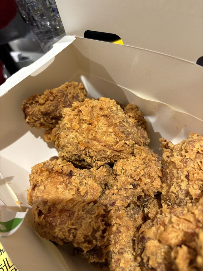 ホテルでBHCチキンを食べました！サクサクの衣にジューシーなチキンがたまらなく美味しいです！めっちゃおっきくて、ボリュームがすごいです！<br />これで2日目はおわり！明日で最後。悲しい(´・ω・)<br />おやすみーzzz