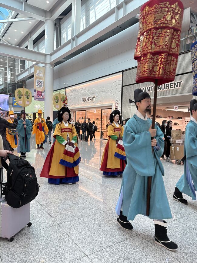 おはようございます♪朝でーす！<br />空港ではなんかの行事がやってました！！<br />韓国にいたんだー！！！ってなりましたw