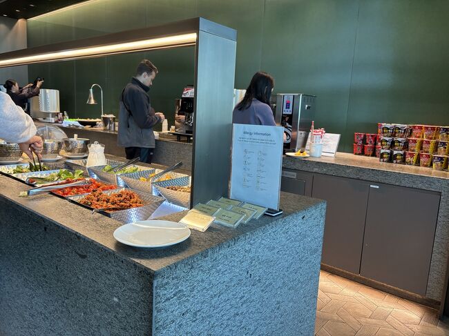 Asiana Loungeにいきました！！！<br />いろんなご飯があって、フライト前にはGOOD！<br />落ち着いた雰囲気でくつろぎやすいです！！！<br />シャワールームもありましたー！