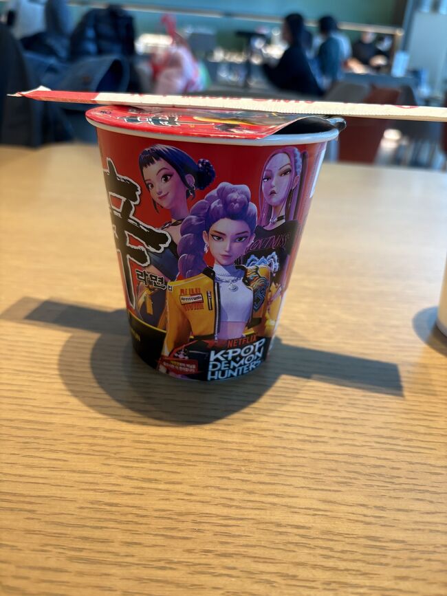 韓国、最後のご飯は辛ラーメン！www<br />旨辛くてクセになりました！<br /><br />韓国旅はこれでおわりでーす！次は3泊4日でいきたいくらい気に入りました！！！もしいい韓国のお店とかあったらコメントで教えて欲しいです！<br />ご視聴ありがとうございました！！！