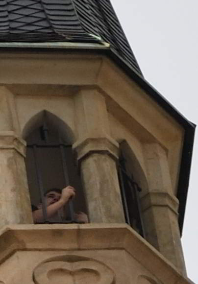 塔の窓から誰かが顔を出してました。<br /><br />ちょっと牢屋っぽく見えるけど、展望スポットです。笑