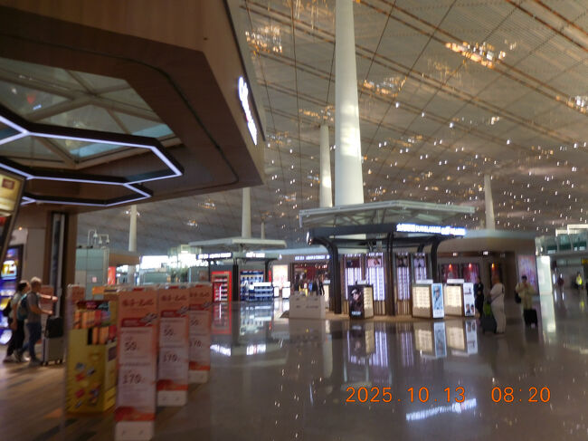 無事出発エリアに入れました。さすがに中国の首都の空港だけあって広い！だけど、あまり時間が無いのでゆっくり見てまわる時間が無い！