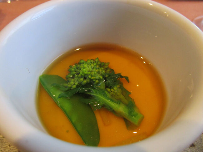 アミューズは寒い季節に嬉しい温菜のフラン（洋風茶碗蒸し）、フォン（お出汁）が美味しいです。
