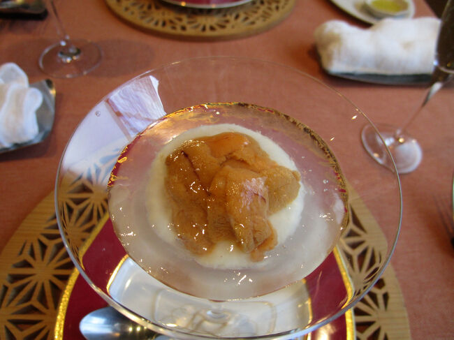 カリフラワーのムース、雲丹のジュレ寄せ。<br />柔らかなお味の野菜ムースと濃厚な雲丹の組み合わせ。<br /><br />