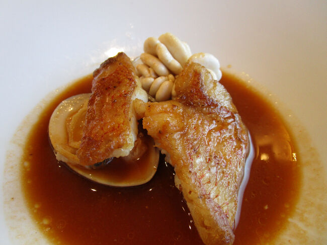 本日の魚（たしかイトヨリだったような・・・）、はまぐり、鱈の白子のブイヤベース。<br /><br />ブルゴーニュ白を飲んだ後は、ボルドーのメルロ主体の赤をサーヴされます。