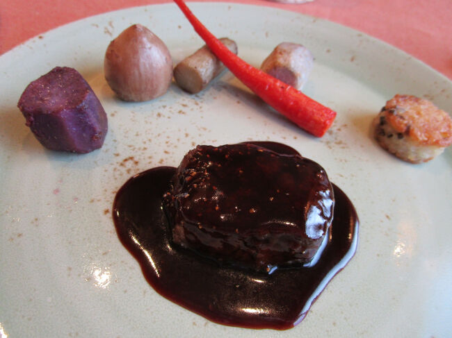 本日のメインは北海道産 蝦夷鹿ロースのポワレ、ポワブラードソース仕立て。<br />フォン・ド・ジビエに黒胡椒とトリュフの力強いソースが美味で、旨味の凝縮した鹿肉との組み合わせで　ああ幸せ～(^o^)