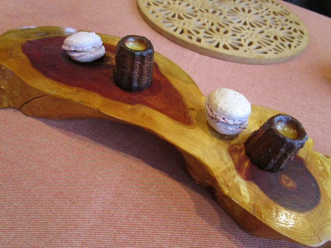 プチフールを頂きながら旧交を温め、これにて本日の忘年会は終了です。<br /><br />次の旅行記は、クリスマス後も続くらしいクリスマスマーケット見物と美術館はしご＆ジルベスターコンサートの予定です。<br /><br />少し早いですが　皆様どうかよいお年をお迎えくださいませー。