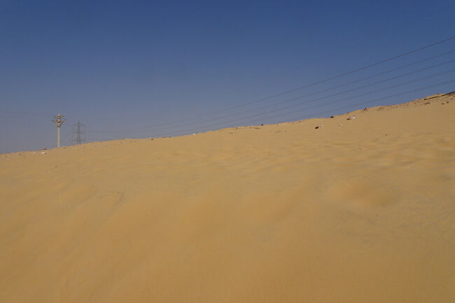 アスワンハイダム隣の砂漠　ガイド曰くここの砂が一番綺麗とのこと<br />ここでたくさんの砂を取った方が空港のセキュリティーチェックにひかかりました