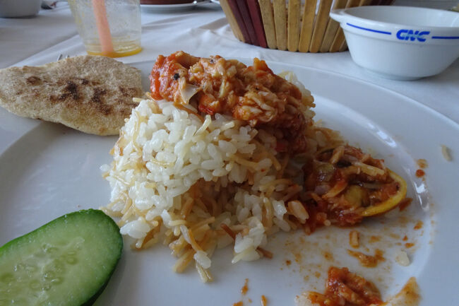 煮込みにライスをかけて食します