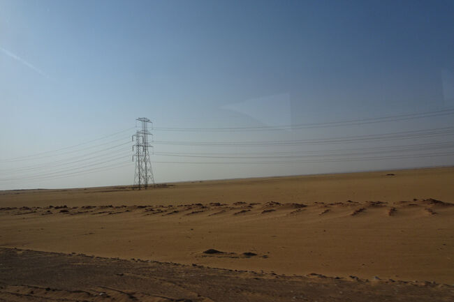 昼食後アブシンベルへ<br />280㌔3時間30分予定、サハラ砂漠中の1本道　周りにほとんど人家なし<br />遠くにみどりが　水の出るところをエミレーツ空港がエジプトと賃貸し野菜等を栽培している