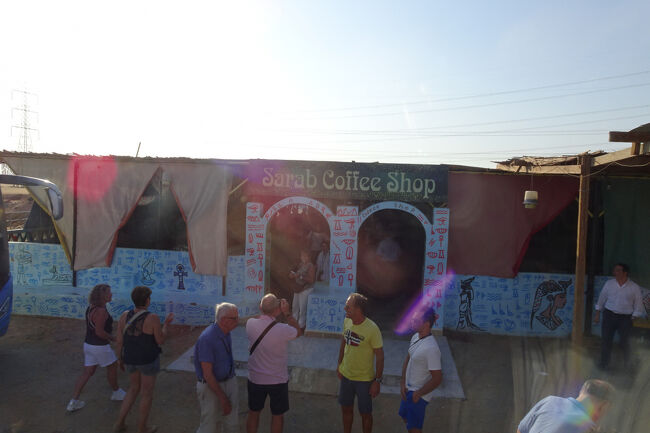 有料トイレ(2人で米１ドル)＆売店<br />アスワン→アブシンベル間は休憩地点はここのみのようです