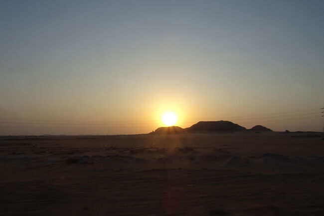 アブシンベルまでもう少し夕陽が綺麗でした