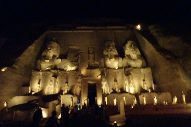 夜のアブシンベル宮殿