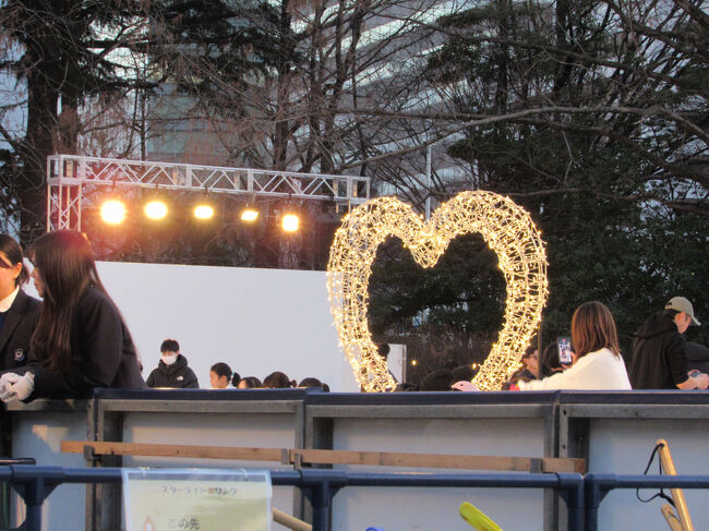 勾当台公園内では、特設スケート場がありました。<br />前は全体見れたのに、今回はそこもガードされていて、高い所からは見られませんでした