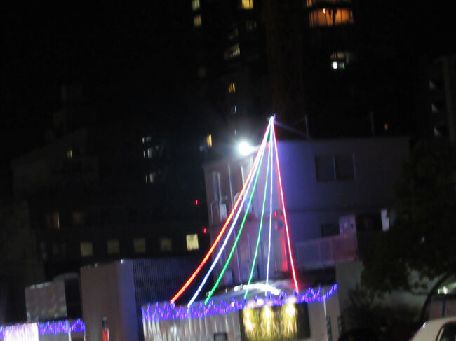 7時35分のバスで帰って来ましたが、変に中途半端で、前はかなりいろんなもの見られたような気がしましたが、点灯してから帰るまでが変に短くて、アーケード街や、最後の大きな木のイルミネーション(今年はあったのかなあ）まで行けませんでした。<br />歳のせいもあるのか？<br />今回行って見て、この写真はデジカメで撮りましたが、デジカメの時代は終わっているのかもと思う今日この頃です。<br />スマホ一台でインスタやtiktokしてると、写真も、動画も、音楽も入れられて、楽しいのです。<br />別に、日常そこら辺の花を撮っても綺麗な訳ですし。<br />これは私の持論で、旅行したり、遠くへ行ったり、泊まったりするサイトなわけなのでそれでいいのですが。どこかへ行った思い出の写真として残すには、ここのサイトが一番いいと思います。<br />まあ無事に見られて、帰って来れたので良しとしましょう。<br />今年はこれで、最後になるかと思います。<br />今年一年こんな拙いお散歩旅行記にお付き合い頂きましてありがとうございました。<br />良いお年をお迎えください<br />来年も良い一年でありますようにお祈り申し上げます。