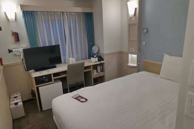 部屋は狭いです。<br />ベッドの下にトランク入れることができます。