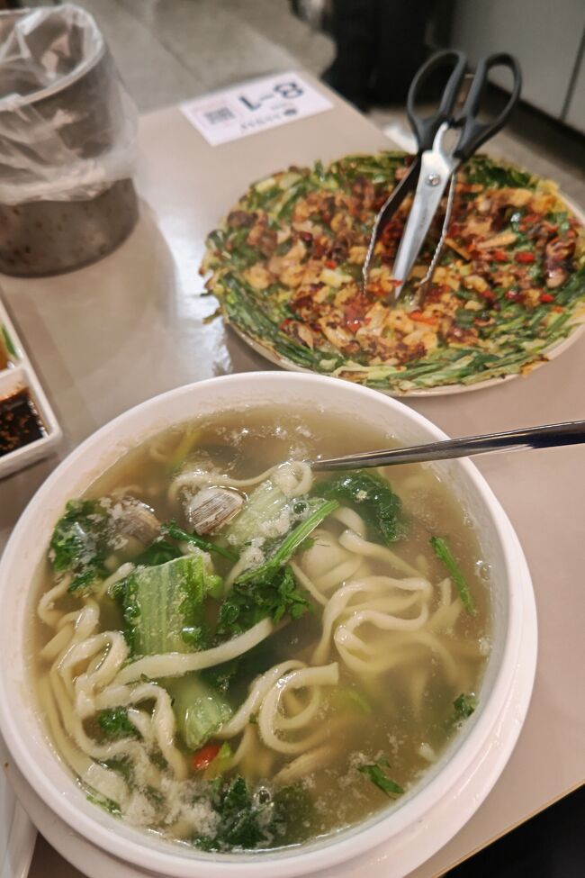 カルグクスは、シオフキガイの出汁が美味しかった。<br />明洞餃子のカルグクスより麺のコシがあって、個人的にはこっちの方が好き。<br /><br />海鮮チヂミは最高でした。<br />サクサク生地に、エビやタコがまた美味しい。<br /><br />この店来れただけで、もう帰国しても悔いはないくらい。<br />帰りませんがね。