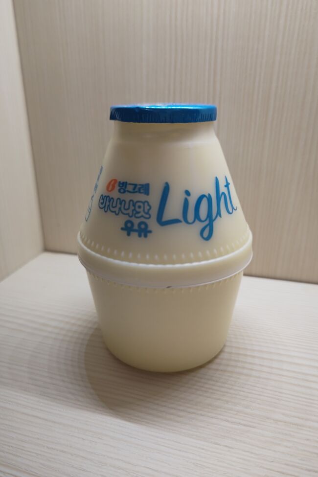 ホテルに戻り、コンビニで購入したバナナウユのライト。<br />バナナ味は濃すぎるから、自分はこっちが好みかな。