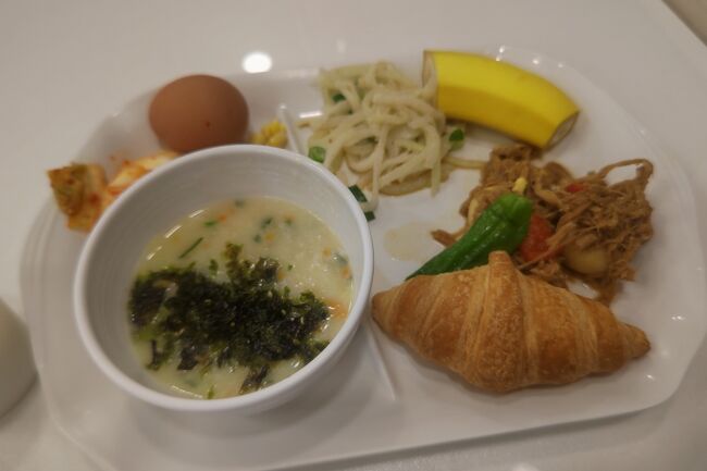 翌朝。<br />7時からスタートする朝食会場へ。<br />今日は韓食なのかな。<br /><br />お粥に海苔入れたら、海苔の味が濃すぎて本来の味が分からず(ToT)