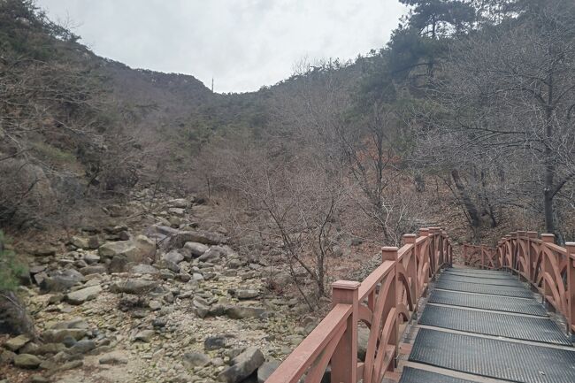 山登りをしようと地下鉄で果川駅へ<br />8時半スタート
