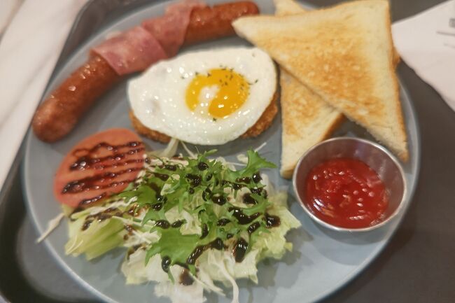 ロッテマート金浦空港へ移動。<br />ウロウロした後、金浦空港へ着いたのは15時。<br /><br />名古屋到着は19時半で、ピーチはご飯も出ないから<br />空港のお店で腹ごしらえ。