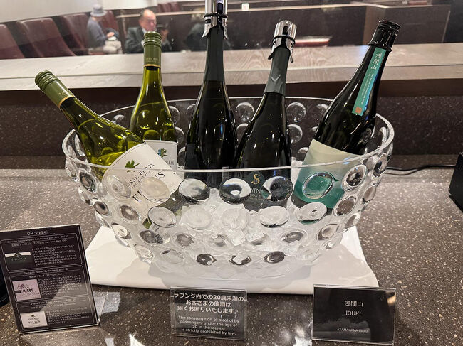 ダンナの出張に便乗して急遽決まった札幌。<br /><br /><br />ですが出発の前日、前々日と<br />大雪の影響で欠航が相次ぎ大混乱。<br />この日もほとんどの便が遅延。<br /><br />もちろん私の便も機材の到着遅れで遅延してます。<br />そんなわけでラウンジで少しゆっくり。