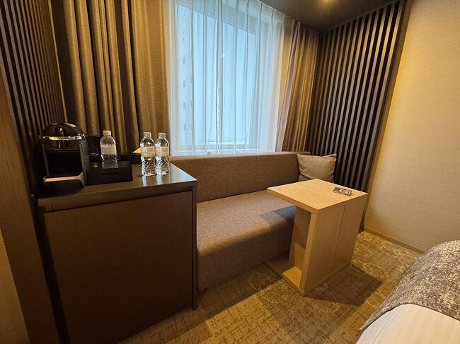 窓際にささやかなソファーとテーブル。<br />ネスプレッソもあります。<br /><br /><br /><br />1日目は到着が遅かったので<br />軽くコンビニ飲みしておやすみなさい。<br />セブンもローソンもすぐ近くにあります。<br />ほぼ目の前くらいの近さだけど<br />ツルツルの道を歩くのが怖すぎました。