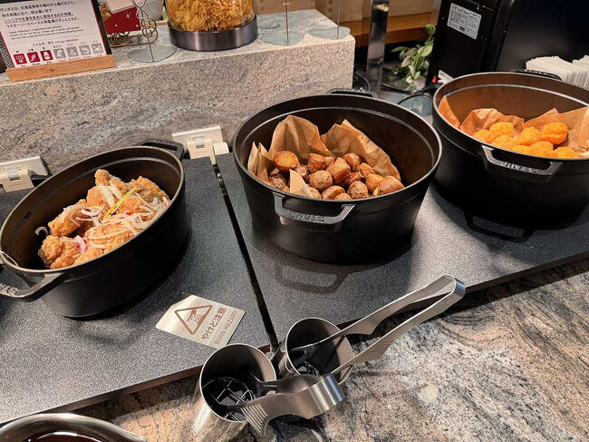 2日目です。<br /><br />朝食は品数は多くないけど<br />北海道らしいメニューがたくさん。<br />釧路のザンギ、旭川ラーメン、蝦夷鹿カレーなどなど。