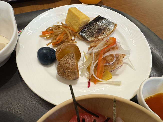 インカのめざめの素揚げがめちゃくちゃ美味しい。<br /><br /><br /><br /><br /><br />ダンナは1日仕事です。<br />午前中は部屋でリモート会議<br />午後は打ち合わせへ。<br /><br />ダンナが出かけるのに合わせ<br />一緒に札幌駅まで。