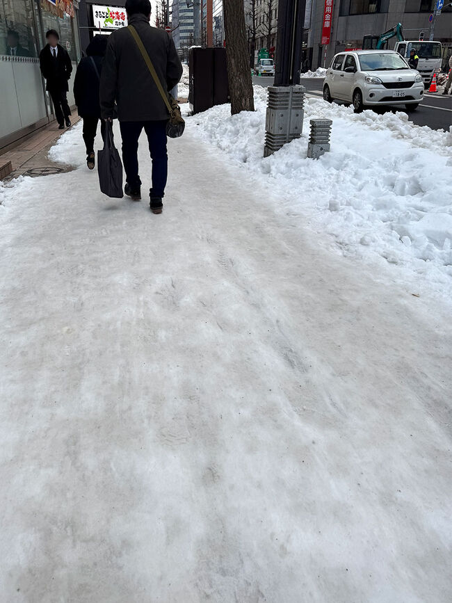 近いの大通り公園まで歩いたのですが<br />歩道はこの通りつるつる…<br />とにかく歩くのが怖かったです。<br />一応スノーブーツっぽい靴履いてたけど<br />なんの役にも立たないくらい滑りました。