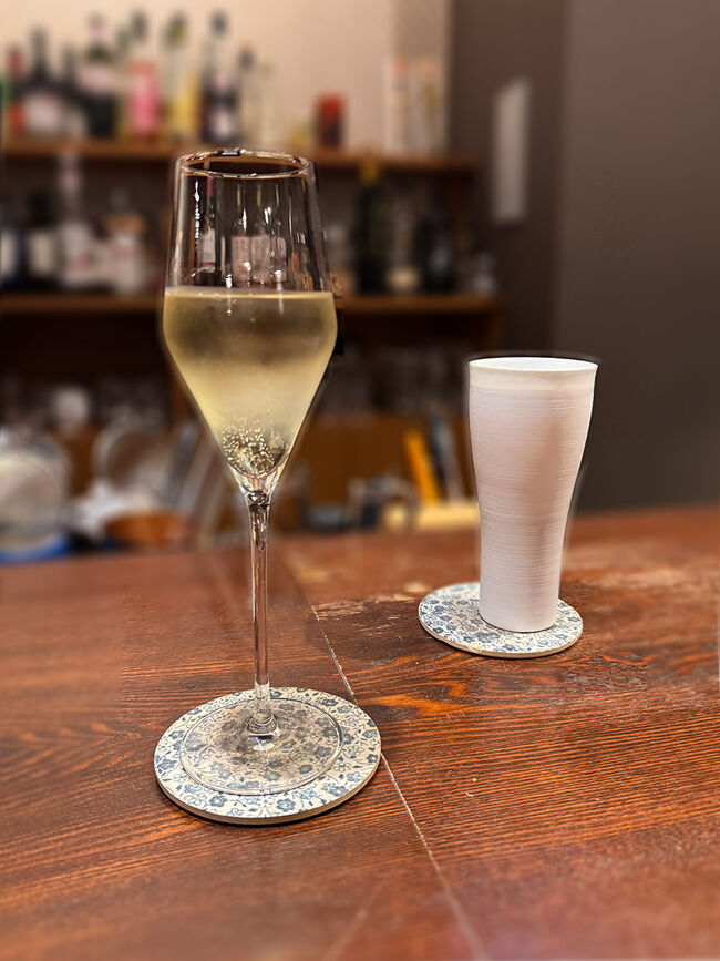 というわけで道が怖くて歩けないので<br />JALシティの隣のイビスホテルに入っているバーへ。<br /><br />「Bar&amp;Sushi 紺と白」<br /><br />バーですがフード類が美味しくてお気に入り。