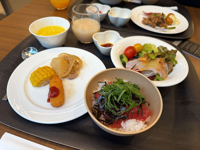 3日目です。<br /><br />朝食。<br />昨日とはメニューも変わり今日は豚丼とか<br />肉じゃが取ったら牛肉じゃなくて豚だったりで<br />なんだか豚肉多めな感じでした。<br />豚肉苦手民としてはちょっと残念。<br /><br /><br /><br />午前中からダンナは仕事なので<br />私はチェックアウトの12時まで<br />お部屋でダラダラしてました。