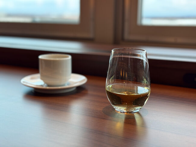 搭乗時間までラウンジでワインタイム。<br /><br /><br /><br />そして羽田に無事に到着。<br /><br />JL518<br />新千歳17：07発→羽田19：09着<br />（定刻17：00発→18：45着）<br /><br />本当に真ダチを食べただけの札幌旅でした。<br /><br />そしてなぜか足が筋肉痛…<br />たいした距離を歩いてないのに。<br />あのツルツルの道を歩くのに<br />普段使わないような筋肉使ったのかな？<br />慎重に歩きすぎて足に変な力が入っていたと思う。<br />なんかいい経験ができた気がします笑