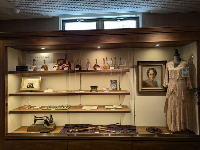 愛用品など。当時の暮しの様子が偲ばれる。