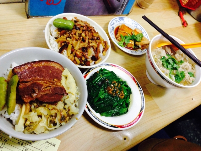 魂を感じる「安い・早い・うまい」台湾のファストフード台北伝統の味！ルーロウファンと牛肉麺