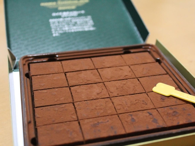 生チョコレート・ポテトチップチョコレート / ロイズ