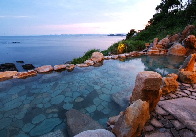 温泉　風景 絶景温泉25選！客室露天風呂付き温泉宿・日帰り湯も | トラベルマガジン