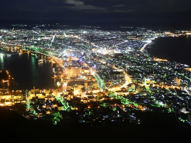 1. まるで宝石！ 函館山の夜景はマストスポット