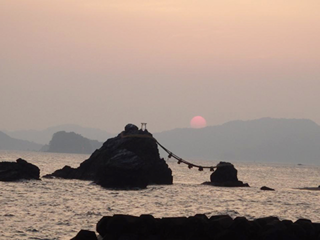 2. 伊勢随一の絶景スポット！ 日の出が美しい「夫婦岩」