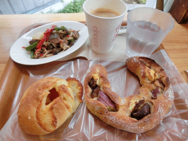 売り切れ必至の人気メニューも「ブランジェ浅野屋 軽井沢旧道本店」