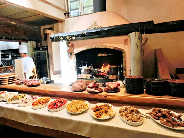10位 子連れにも評判！ 前菜ビュッフェ付きランチ「ピレネー」